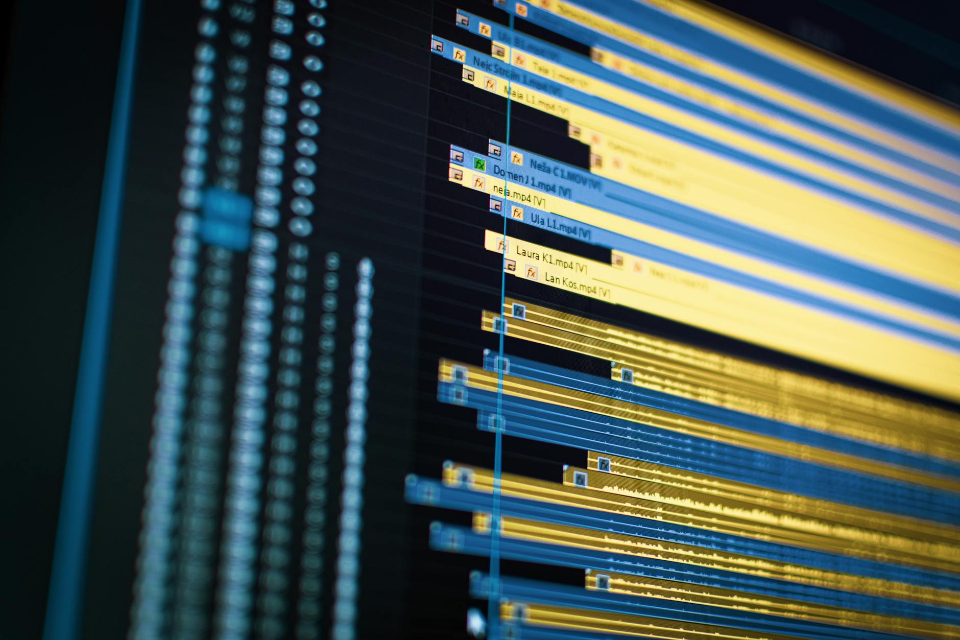 Feature comparison matrix of free video editing alternatives to Adobe Premiere Pro showing export limits and AI tools